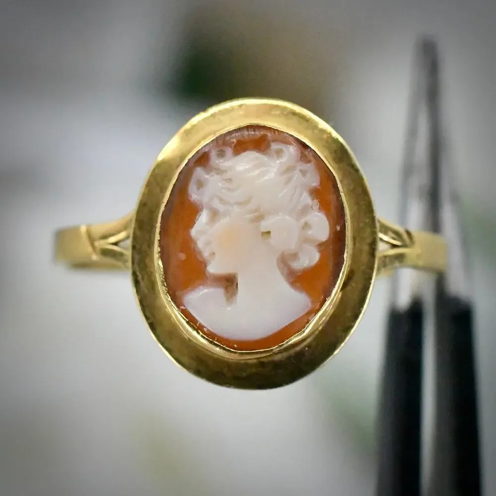 Vintage Italian 18K 750 Yellow Gold Carved Shell Cameo Ring Size 7 1.55g 13mm